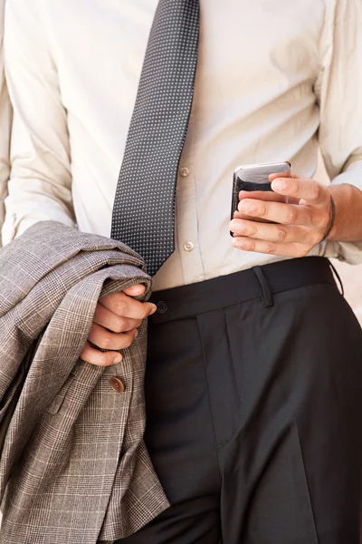 Affärsman med hjälp av en smart telefon — Stockfoto