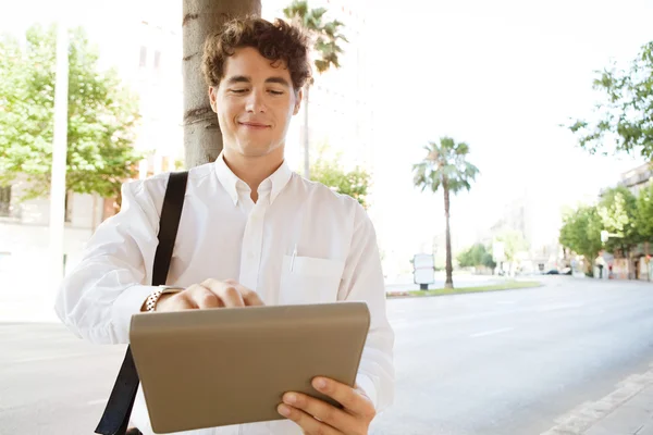 Zakenman met behulp van een tablet — Stockfoto