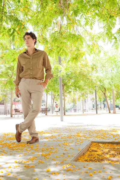 Businessman standing in a city park — Stock Photo, Image