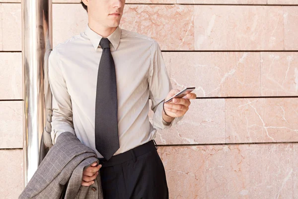 Empresario usando un teléfono inteligente — Foto de Stock