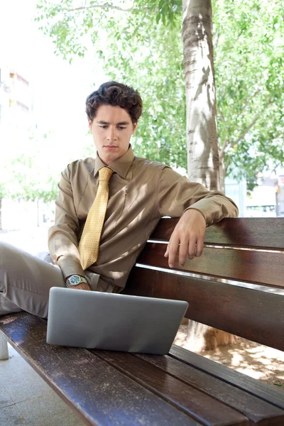 Бизнесмен использует ноутбук на открытом воздухе — стоковое фото