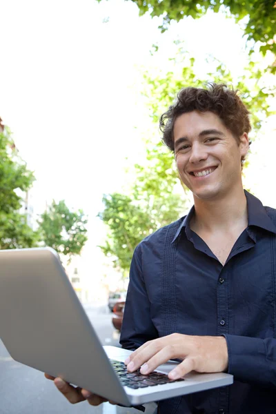 Geschäftsmann mit Laptop — Stockfoto