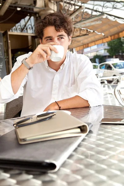 Geschäftsmann trinkt Kaffee — Stockfoto