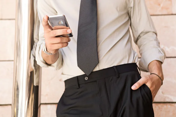 Zakenman met behulp van een slimme telefoon — Stockfoto