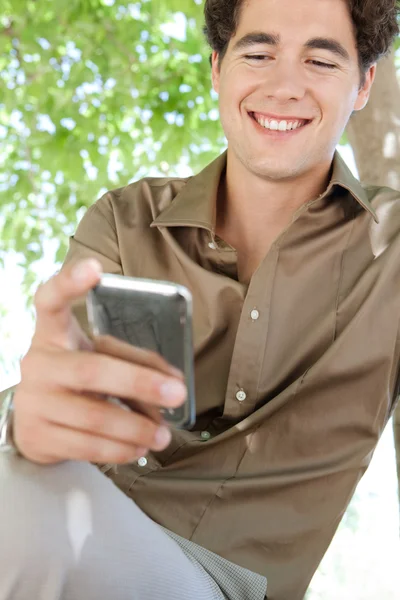 Zakenman met behulp zijn slimme telefoon — Stockfoto