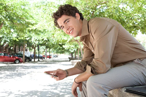 Empresario usando su teléfono inteligente — Foto de Stock