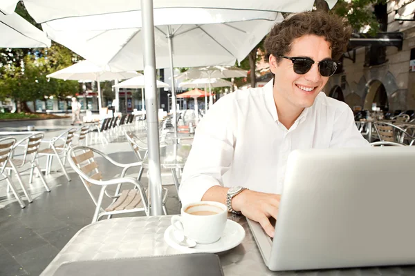 Бизнесмен сидит с ноутбуком — стоковое фото