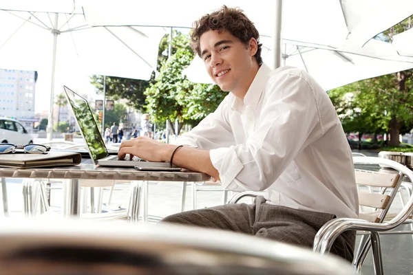 Бизнесмен с помощью ноутбука — стоковое фото