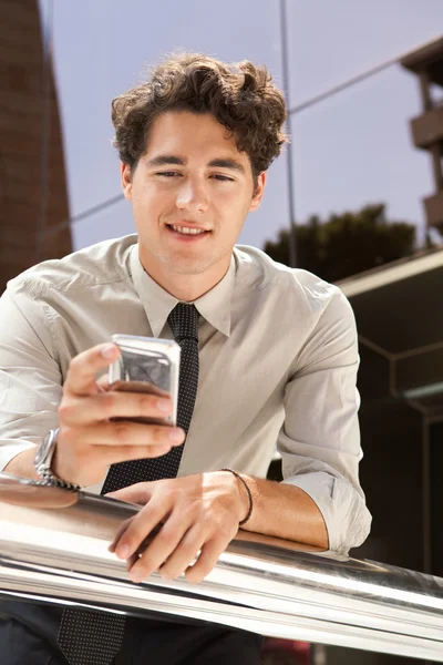 Zakenman met behulp van een slimme telefoon — Stockfoto