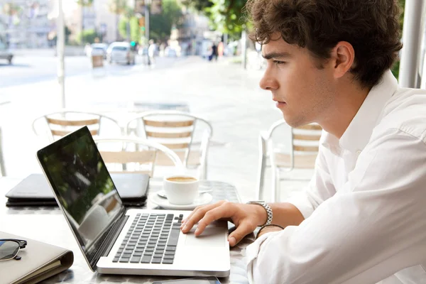 Empresário usando um laptop — Fotografia de Stock