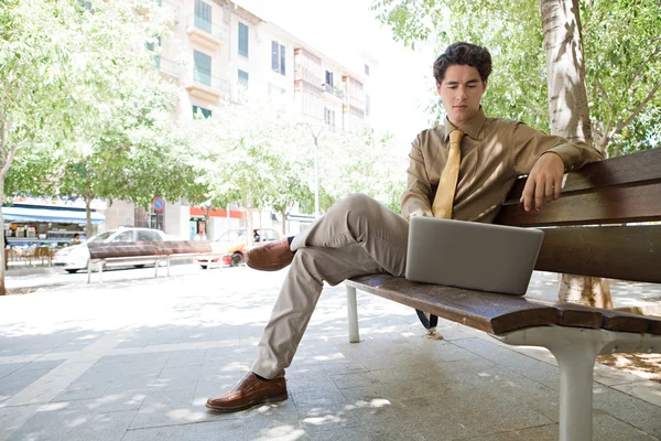 Empresário usando seu laptop ao ar livre — Fotografia de Stock