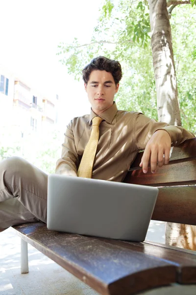 Zakenman met behulp van zijn laptop buiten — Stockfoto