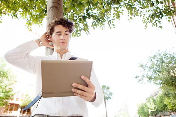 Zakenman met behulp van een tablet — Stockfoto