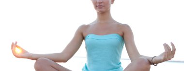 Yoga pozisyon oturan kadın