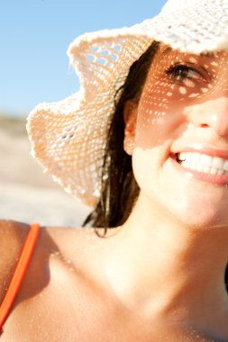 çekici bir kadın bir plajda