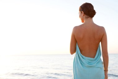 Ayakta duran güzel kadın