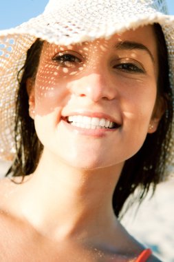 çekici bir kadın bir plajda