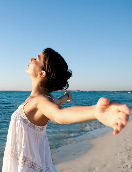 Mujer joven respirando — Foto de Stock