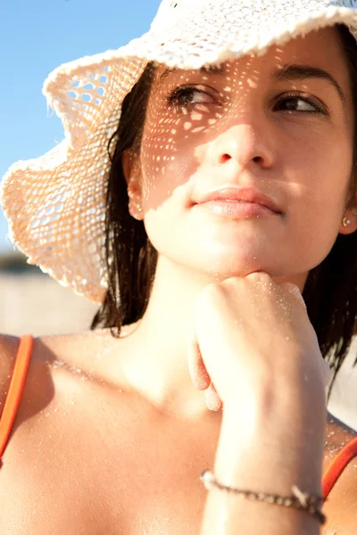 Mulher atraente em uma praia — Fotografia de Stock