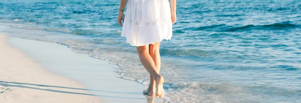 Young woman walking — Stock Photo, Image