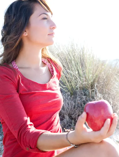 Mujer joven relajante — Foto de Stock