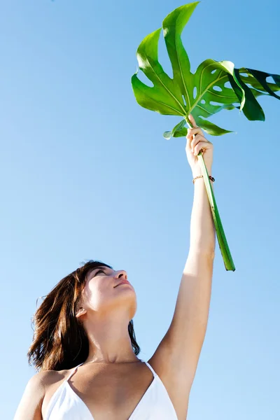 Frau mit grünem Urlaub — Stockfoto