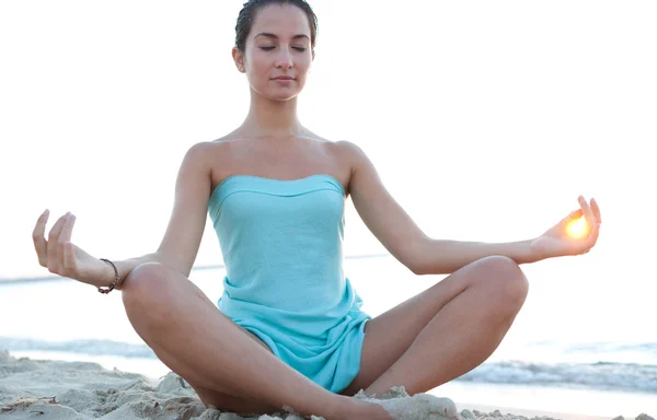 Frau sitzt in Yoga-Stellung — Stockfoto