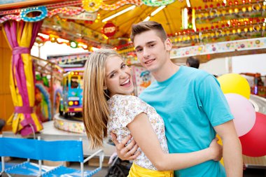 Çift bir lunapark ziyaret
