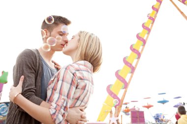 Öpüşen genç çift