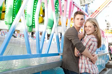 genç genç çifte sarılma