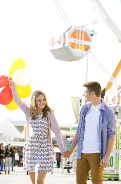 Çiftler eğleniyor.