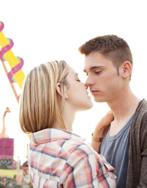 Öpüşen genç çift