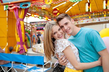 Çift bir lunapark ziyaret