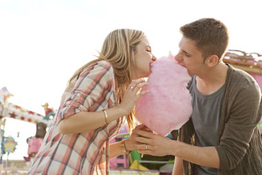 Pamuk şeker ile Çift