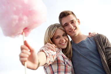 Pamuk şeker ile Çift