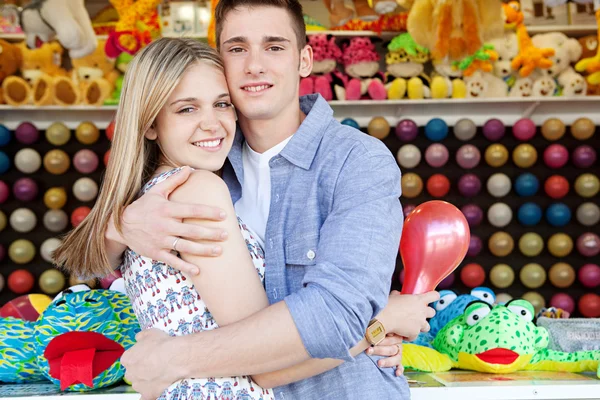 Молодая пара подростков обнимает — стоковое фото