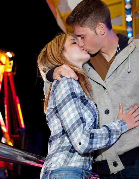 Pareja visitar atracciones parque —  Fotos de Stock