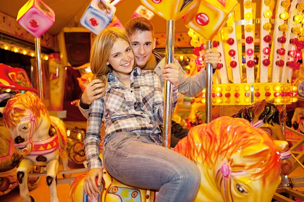 Casal visitando atrações parque — Fotografia de Stock