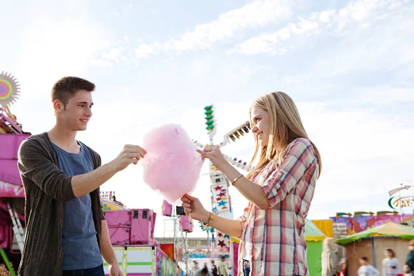 Couple  with cotton candy — Stock Photo, Image