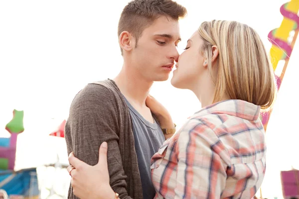 Jovem casal beijando — Fotografia de Stock