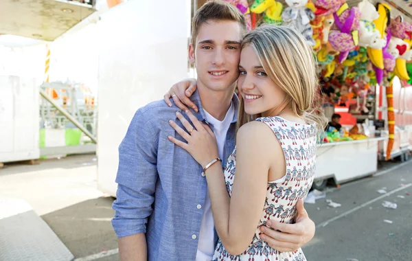 Jovem casal adolescente abraçando — Fotografia de Stock