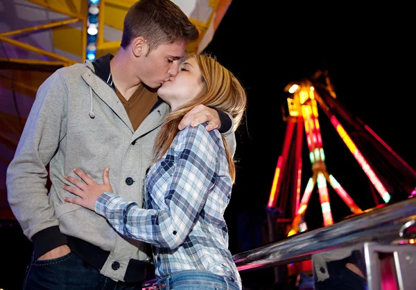 Casal visitando atrações parque — Fotografia de Stock