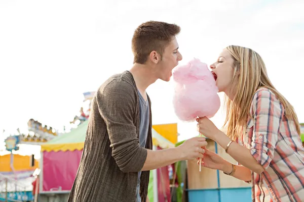 Joven pareja divertida — Foto de Stock