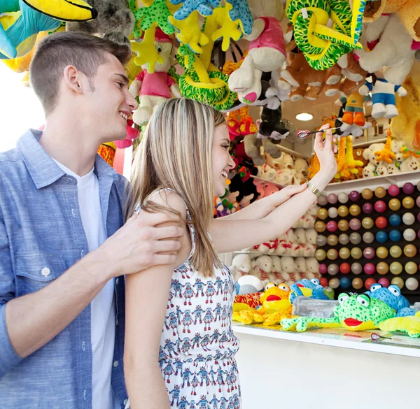 Couple playing darts games — Stock Photo, Image