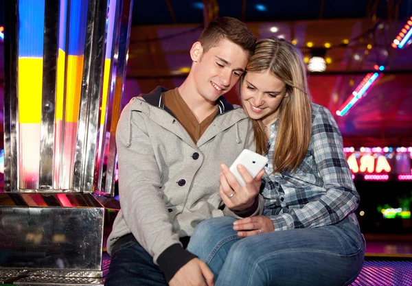 Jeune couple adolescent assis — Photo