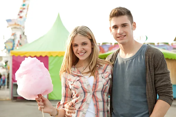 Couple  with cotton candy — Stock Photo, Image