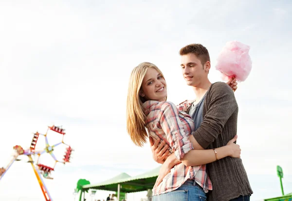 Couple  with cotton candy — Stock Photo, Image