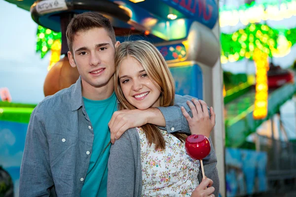 Paar bezoekende grond arcade — Stockfoto