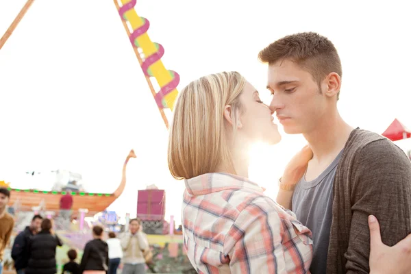 Joven pareja besándose — Foto de Stock