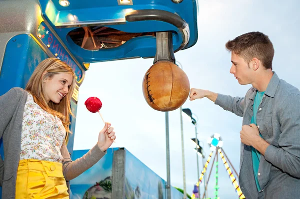 Paar bezoeken attracties park — Stockfoto